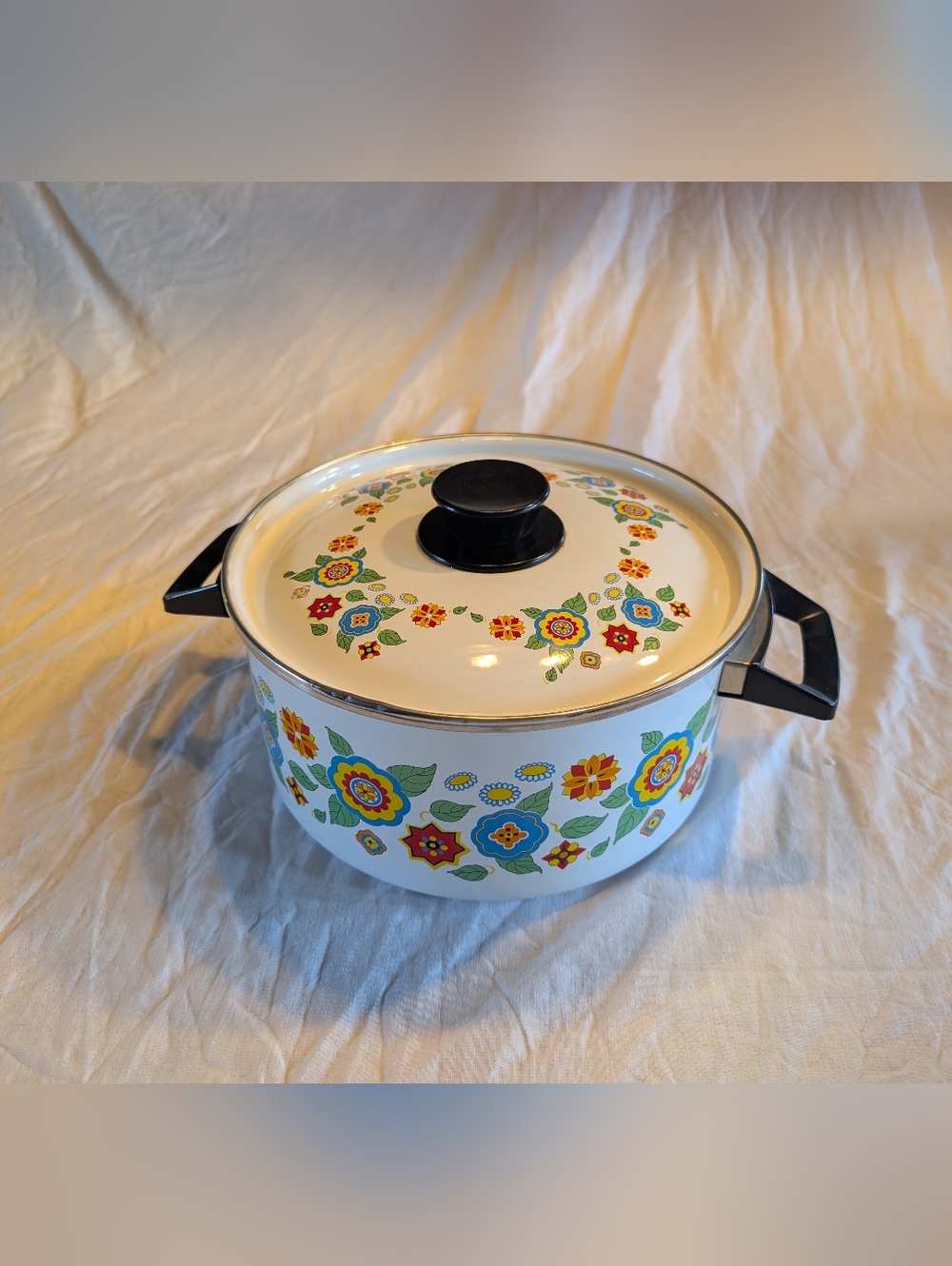 2/60$ Vintage White Enamel Stockpot with Multicolor Floral Pattern